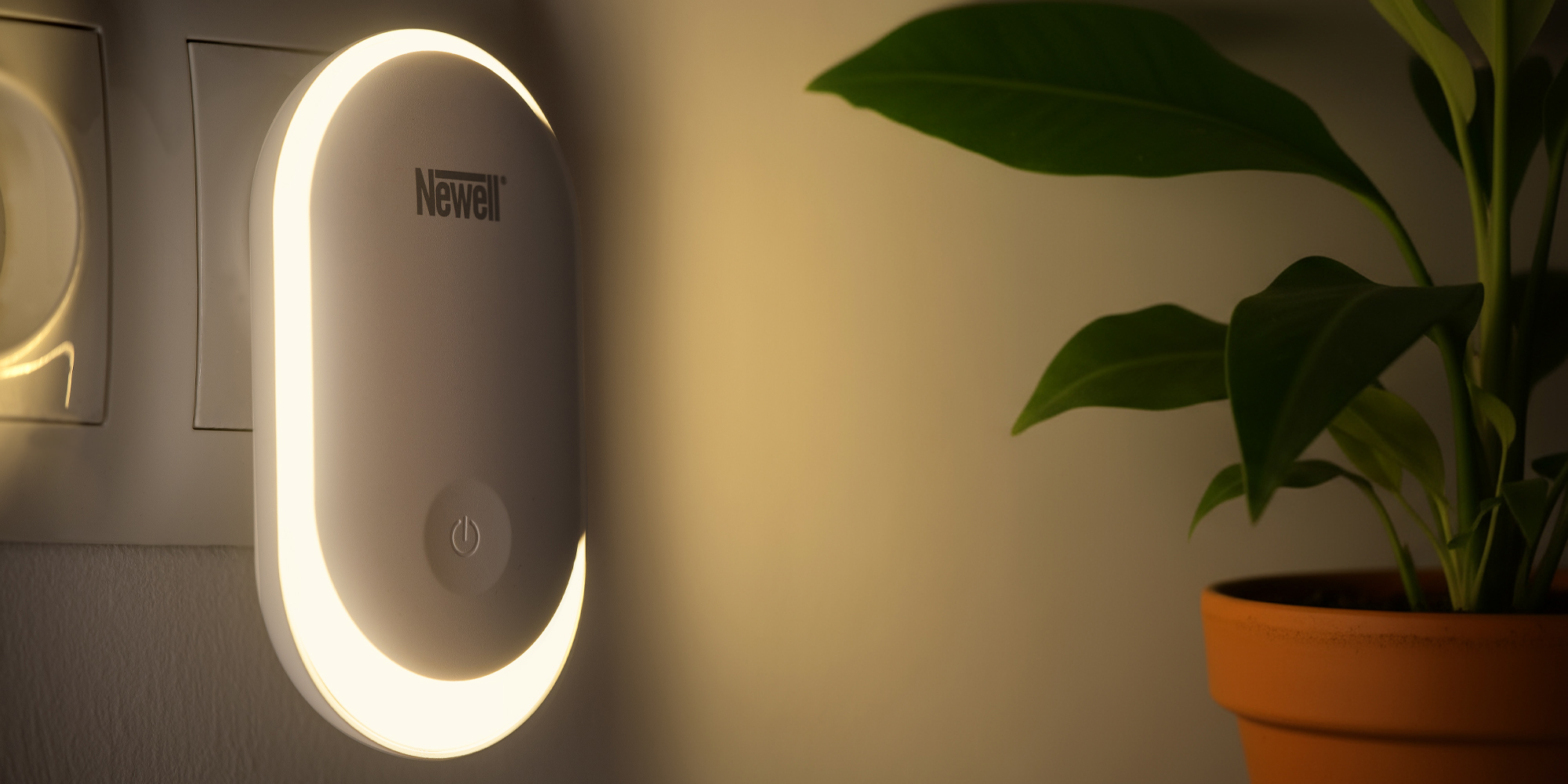 Lampka nocna z czujnikiem zmierzchu Newell Lunova